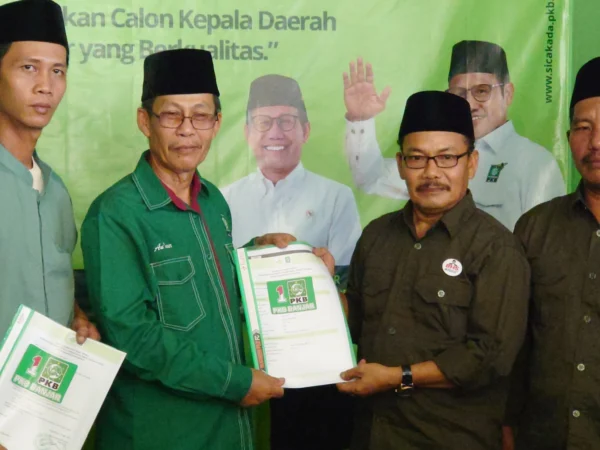Dr H Supriana MPd (dua kanan) menyerahkan formulir pendaftaran Pilwalkot Banjar DPC PKB Banjar, diterima oleh Ketua Desk Pilkada Banjar dari DPC PKB Banjar H An'nur (dua kiri), Senin 6 Mei 2024. (Cecep Herdi/Jabar Ekspres)