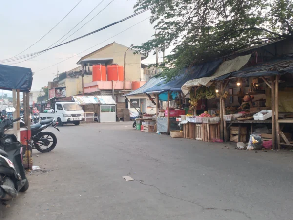 PKL menjamur hingga portal kedua Pasar Baru Cicalengka, Kecamatan Cicalengka, Kabupaten Bandung. (Yanuar/Jabar Ekspres)