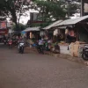 Berjajar PKL di ruas Jalan Kabupaten teparnya belakang Gedung Nasional wilayah Kecamatan Cicalengka, Kabupaten Bandung. (Yanuar/Jabar Ekspres)