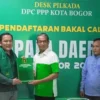 Ketua DPC PPP Kota Bogor, Zaenul Mutaqin saat memberikan berkas pendaftaran penjaringan Bacawalkot Bogor ke Dokter Rayendra, Senin (13/5). (Yudha Prananda / Istimewa)
