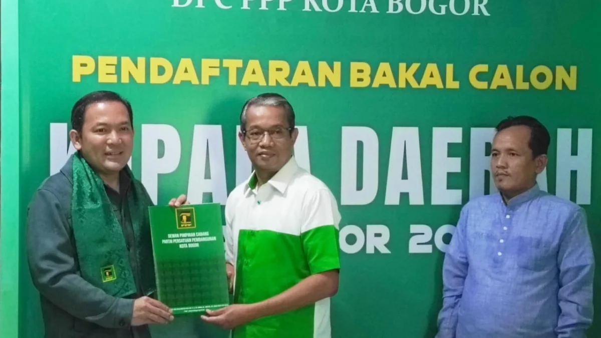 Ketua DPC PPP Kota Bogor, Zaenul Mutaqin saat memberikan berkas pendaftaran penjaringan Bacawalkot Bogor ke Dokter Rayendra, Senin (13/5). (Yudha Prananda / Istimewa)