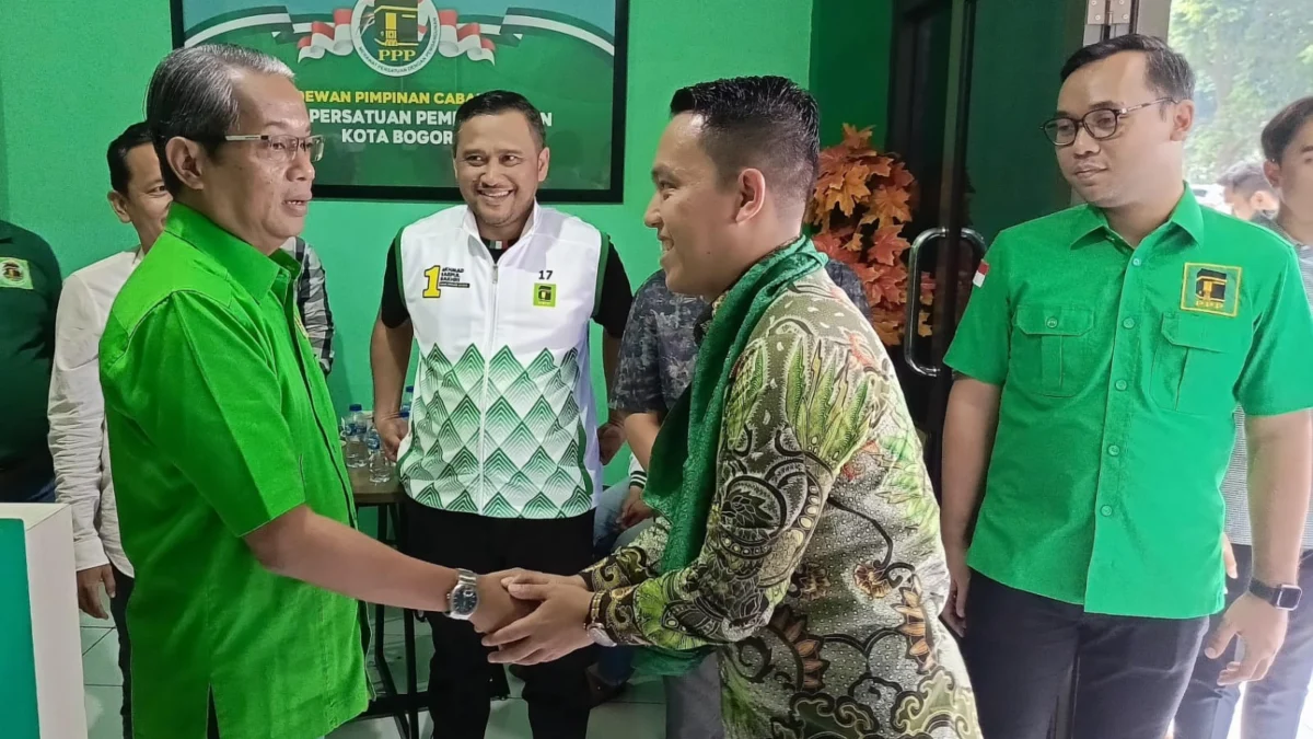 Ketua DPC PPP Kota Bogor, Zaenul Mutaqin saat menyambut kedatangan Sendi Fardiansyah yang mengikuti penjaringan Bacawalkot Bogor. (Yudha Prananda / Jabar Ekspres)