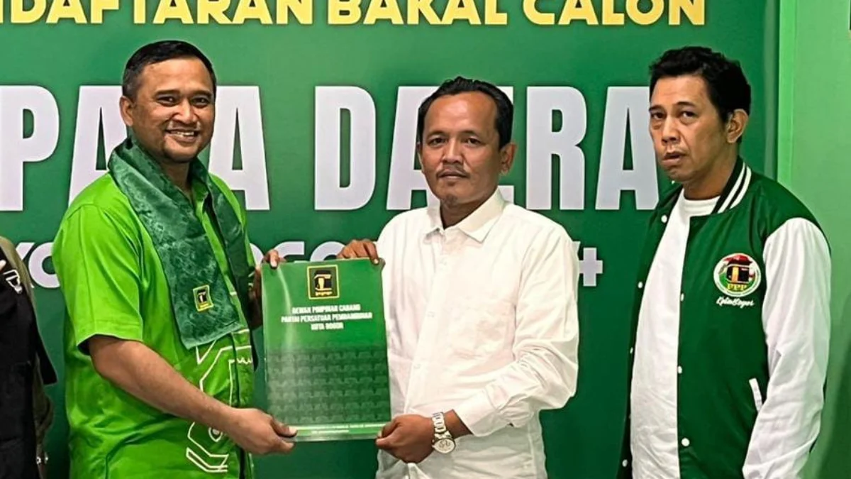 Akhmad Saeful Bakhri (Kanan) saat menyerahkan berkas pendaftaran penjaringan Bacawalkot Bogor di DPC PPP Kota Bogor, Minggu (19/5). (Yudha Prananda / Jabar Ekspres)
