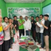 Maman Suryaman (enam dari kanan), bakal Calon Wali Kota Banjar berfoto bersama jajaran pengurus Desk Pilkada DPC PPP Kota Banjar, Sabtu 25 Mei 2024. (Cecep Herdi/Jabar Ekspres)