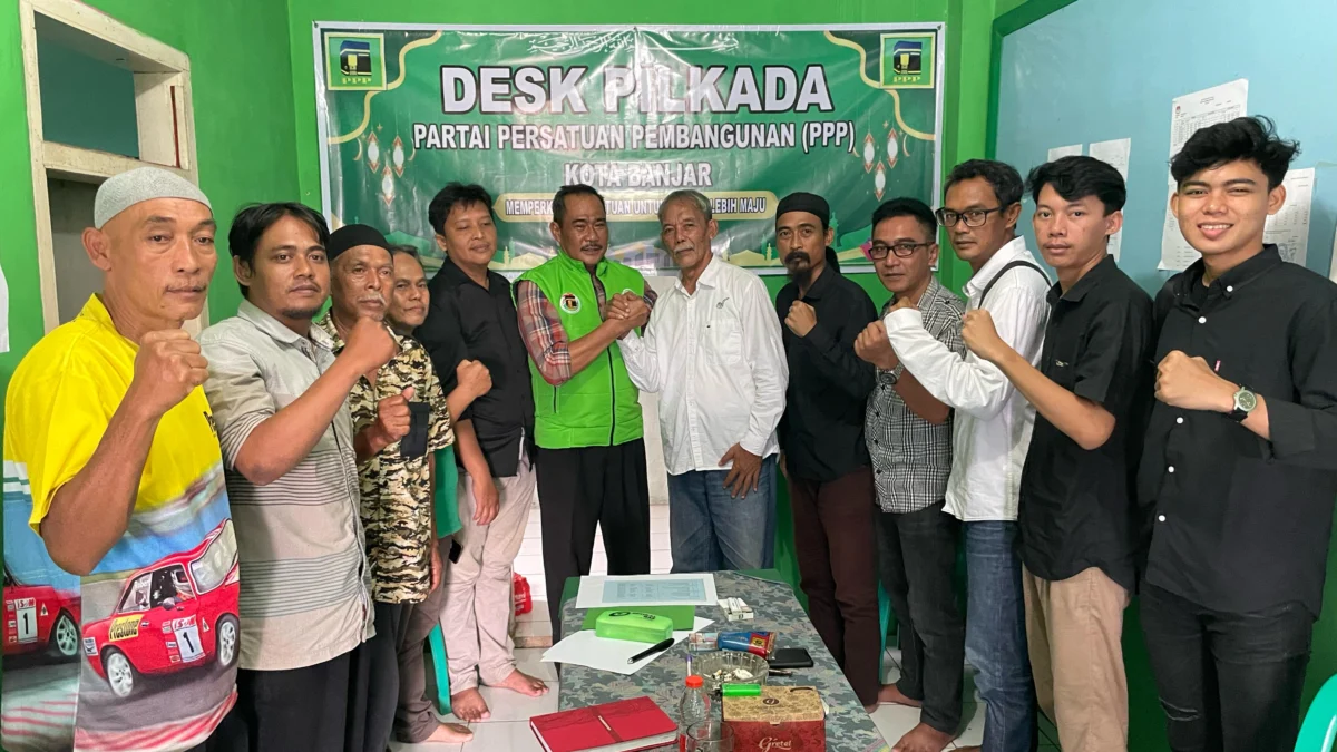 Maman Suryaman (enam dari kanan), bakal Calon Wali Kota Banjar berfoto bersama jajaran pengurus Desk Pilkada DPC PPP Kota Banjar, Sabtu 25 Mei 2024. (Cecep Herdi/Jabar Ekspres)