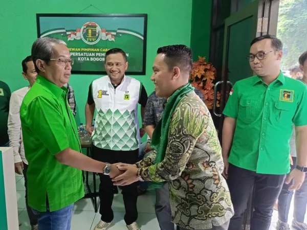 Ketua DPC PPP Kota Bogor, Zaenul Mutaqin saat menyambut kedatangan Sendi Ferdiansyah yang mengikuti penjaringan Bacawalkot Bogor. (Yudha Prananda / Jabar Ekspres)