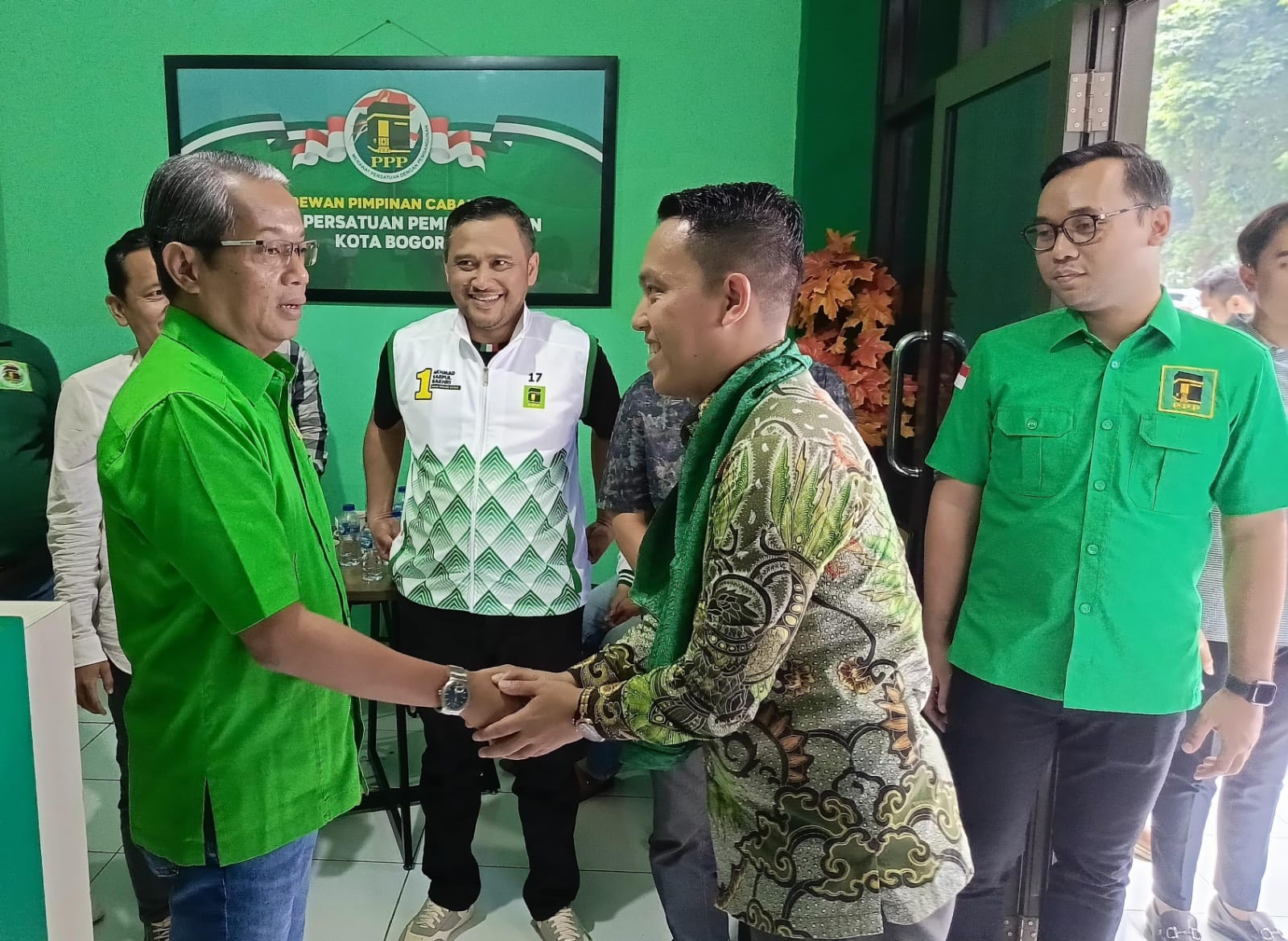 Ketua DPC PPP Kota Bogor, Zaenul Mutaqin saat menyambut kedatangan Sendi Fardiansyah yang mengikuti penjaringan Bacawalkot Bogor. (Yudha Prananda / Jabar Ekspres)