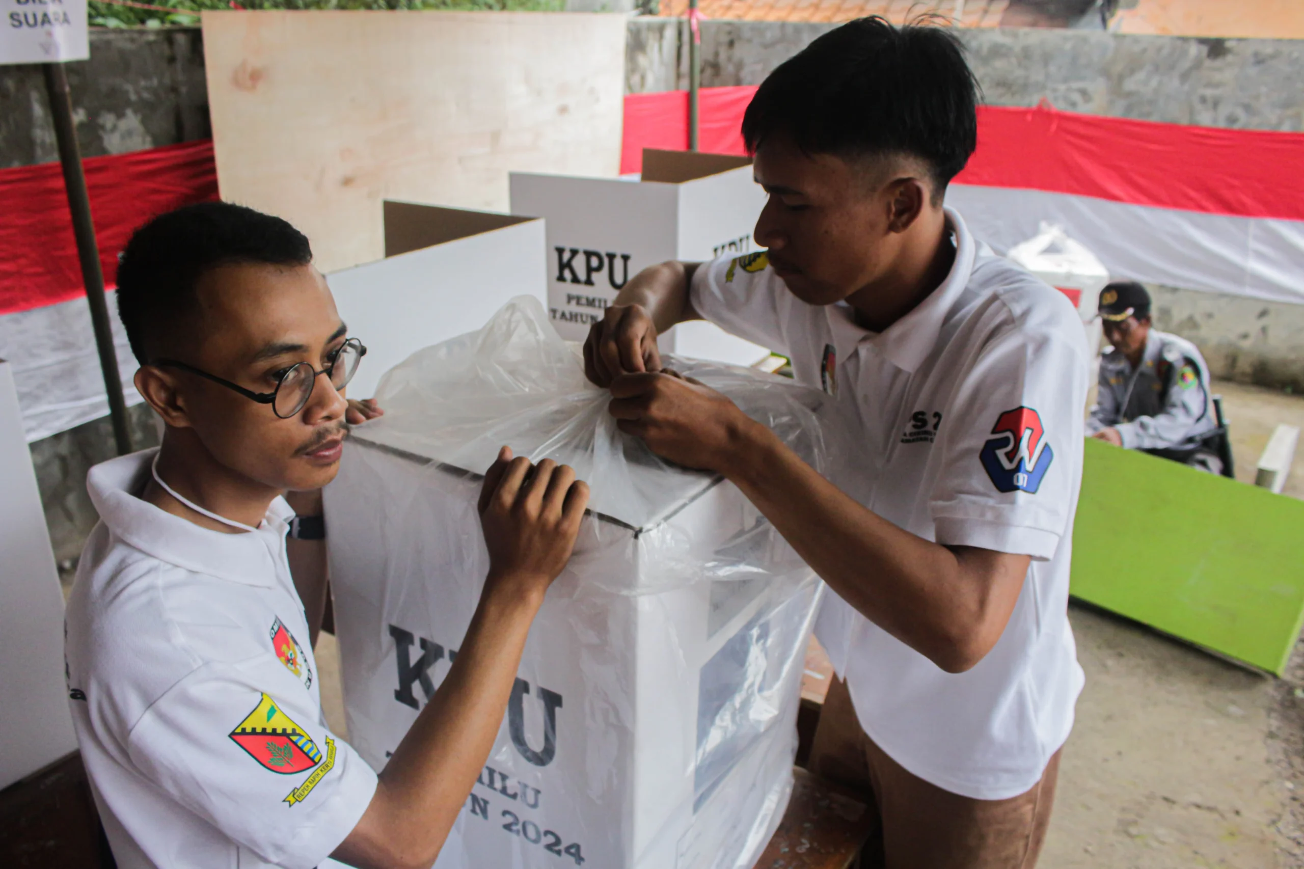 Butuh 453 PPS Pilkada 2024, KPU Kota Bandung Beberkan Honor Petugas BANDUNG - Komisi Pemilihan Umum (KPU) Kota Bandung, membutuhkan 453 panitia pemungutan suara (PPS). Ratusan petugas ini dibutuhkan untuk mengisi tempat pemungutan suara (TPS) di 151 kelurahan, menjelang Pilkada 2024. Kepala KPU Kota Bandung, Wenti Frihadianti menjelaskan bahwa kebutuhan ratusan petugas itu, yakni untuk mengisi dan bertugas saat Pilkada Kota Bandung 2024 mendatang. “Untuk kebutuhan total sebanyak 453 orang yang setiap satu kelurahan diisi oleh tiga orang petugas,” kata Wenti Frihadianti, kepada wartawan di Bandung, Selasa (21/5). Adapun, dirinya menuturkan bahwa saat ini KPU Kota Bandung sudah memasuki tahapan seleksi wawancara calon petugas. Tercatat pendaftaran itu diikuti oleh 800 peserta yang berasal dari 151 kelurahan se-Kota Bandung. Lalu, pada pelaksanaannya, tes tersebut dibantu oleh Panitia Pemilihan Kecamatan (PPK) di masing-masing kecamatan. Sebagai catatan, bagi petugas yang lolos wawancara ini nantinya akan dilanjutkan dengan penetapan hasil. Sementara itu, pihaknya membeberkan jumlah honor yang bakal diterima para petugas PPS nanti. Menurutnya untuk besaran honor ketua maupun anggota PPS di Pilkada serentak 2024, bernilai sama dengan Pemilu kemarin. “Untuk honorarium PPS itu ketuanya Rp1,5 juta dan untuk anggota Rp1,3 juta per orang. Untuk masa kontrak kerjanya sampai bulan Januari 2025,” bebernya. Lebih jelas, dirinya menjelaskan tahapan seleksi wawancara tersebut. Dimulai pada tanggal 21-22 Mei 2024 dan hasilnya diumumkan pada 24-25 Mei 2024. Adapun calon anggota PPS dari hasil seleksi akan ditetapkan pada 25 Mei 2024 dan dilantik pada 26 Mei 2024. “Saat ini KPU Kota Bandung sedang dalam pembentukan PPS dan untuk tahapan saat ini yaitu proses wawancara yang sedang berlangsung sampai besok jam 08.00 WIB hingga selesai,” pungkasnya.
