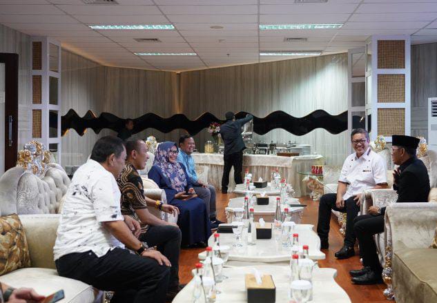 Pimpinan DPRD Kota Bogor saat menyambut kedatangan Pj Wali Kota Bogor, Hery Antasari bersama Sekda Kota Bogor, Syarifah Sofiah ke Gedung DPRD Kota Bogor. (Foto: Humoris DPRD Kota Bogor)