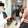 Penjabat Gubernur Jawa Barat Bey Machmudin mengecek kondisi korban luka kecelakaan bus maut yang dirawat di RSUD Subang, Ahad (12/5/2024) dini hari.