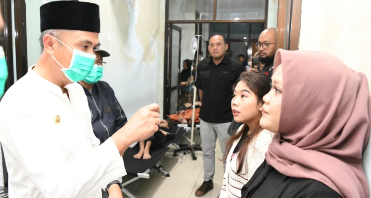 Penjabat Gubernur Jawa Barat Bey Machmudin mengecek kondisi korban luka kecelakaan bus maut yang dirawat di RSUD Subang, Ahad (12/5/2024) dini hari.