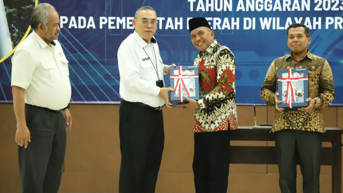 Pj Bupati Bandung Barat, Arsan Latif didampingin Ketua DPRD KBB, Rismanto saat menerima predikat opini WTP LKPD dari BPK RI. Rabu (22/5). Dok Diskominfotik KBB