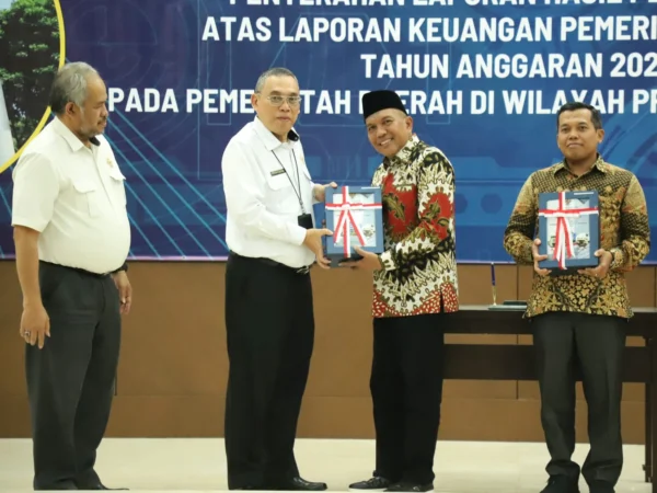 Pj Bupati Bandung Barat, Arsan Latif didampingin Ketua DPRD KBB, Rismanto saat menerima predikat opini WTP LKPD dari BPK RI. Rabu (22/5). Dok Diskominfotik KBB
