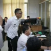Pj Wali Kota Bogor, Hery Antasari saat meninjau proses layanan di Kantor Disdukcapil Kota Bogor. (Foto: Diskominfo Kota Bogor)