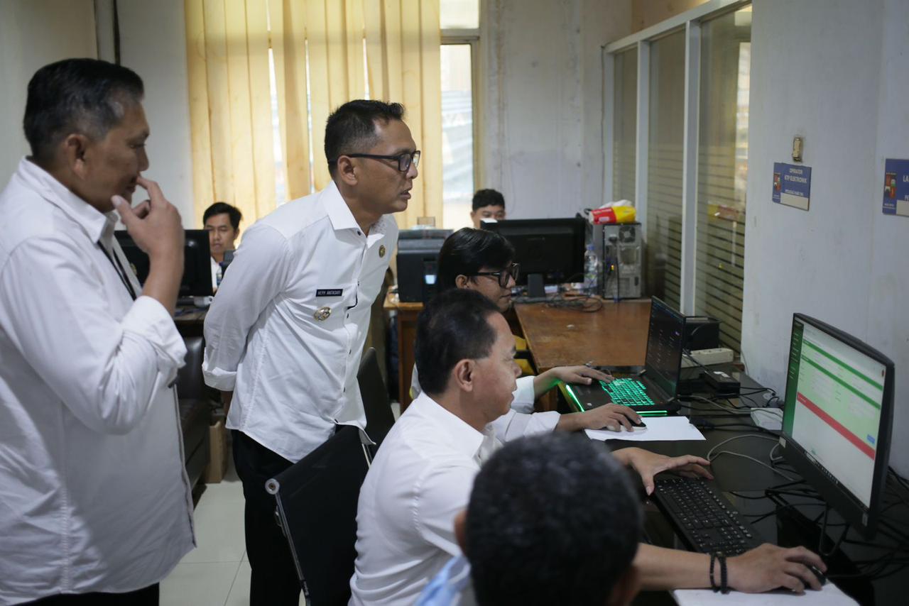 Pj Wali Kota Bogor, Hery Antasari saat meninjau proses layanan di Kantor Disdukcapil Kota Bogor. (Foto: Diskominfo Kota Bogor)