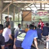 Bacawalkot Bogor, Sendi Fardiansyah saat makan siang dan mendengarkan aspirasi para sopir angkot di salah satu Warung Nasi di Kota Bogor, Kamis (23/5). (Yudha Prananda / Istimewa)