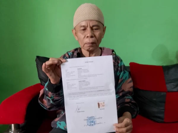 Momon (56), suami dari Almarhumah Ai Rohayati (45) TKW asal Kampung Tanjunglaya, RT02 RW07, Desa Tanjunglaya, Kecamatan Cikancung, Kabupaten Bandung yang meninggal di Saudi Arabia. (Yanuar/Jabar Ekspres)
