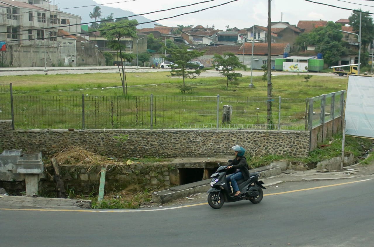 Pengguna jalan melewati kawasan Lahan bekas Terminal Cileunyi, Kabupaten Bandung. (Pandu Muslim/Jabar Ekspres)