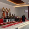 Ummat Budha saat melaksanakan ibadah dalam momen perayaan Hari Waisak tahun 2568 BE, pada Kamis (23/5). (Nizar/Jabar Ekspres)