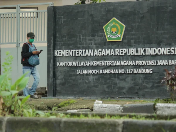 Ilustrasi: Aktivitas masyarakat di kawasan Kantor Wilayah Kemenag Jabar, Jalan Moch. Ramdhan, Kota Bandung. (Pandu Muslim/Jabar Ekspres)