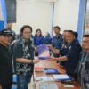 Farhat Abbas saat menerima formulir pendaftaran penjaringan Bacawalkot Bogor dari Ketua DPD Partai Nasdem Kota Bogor, Benninu Argoebie.