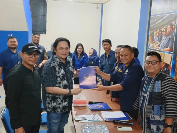 Farhat Abbas saat menerima formulir pendaftaran penjaringan Bacawalkot Bogor dari Ketua DPD Partai Nasdem Kota Bogor, Benninu Argoebie.