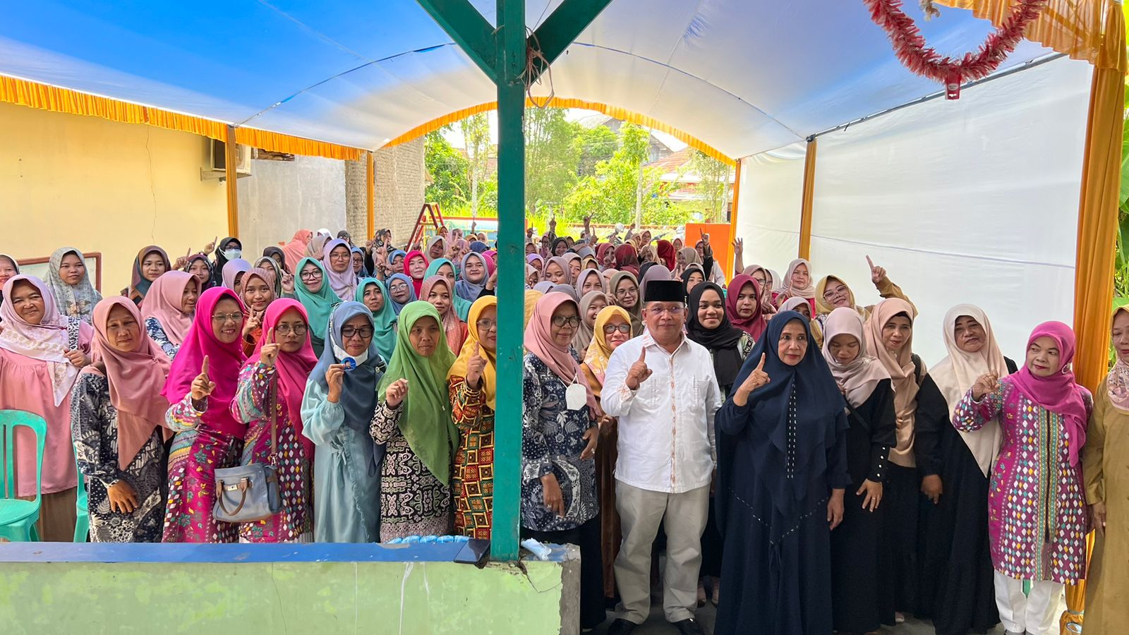 Bakal Calon Wali Kota Banjar, Bambang Hidayah (putih depan), saat bersilaturahmi dengan Himpaudi se-Kecamatan Banjar belum lama ini.