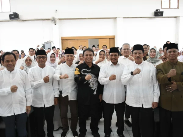 Caption: Sekda Jabar Herman Suryatman menghadiri acara Halalbihalal LLDIKTI bersama APTISI Jabar, ABPPTTSI, dan APPERTI Jabar di Gedung Aptisi Jabar, Kota Bandung, Kamis (2/5/2024).(Foto: Rizal Fs/Biro Adpim Jabar)
