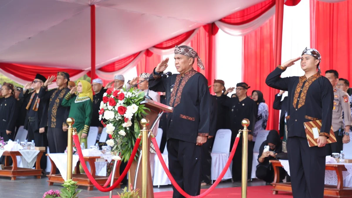 Pj Bupati Bandung Barat, Arsan Latif saat memimpin upacara peringatan Hardiknas 2024 di Lapang Mekarsari, Kecamatan Ngamprah. Kamis (2/5). Foto istimewa