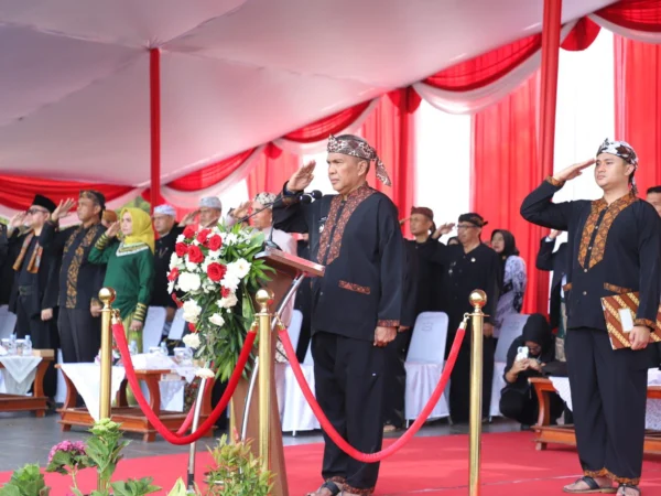 Pj Bupati Bandung Barat, Arsan Latif saat memimpin upacara peringatan Hardiknas 2024 di Lapang Mekarsari, Kecamatan Ngamprah. Kamis (2/5). Foto istimewa
