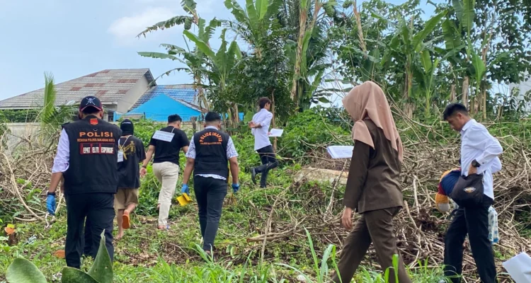 Polres Sukabumi Kota melakukan rekonstruksi pencabulan oleh ABH berusia 14 tahun terhadap bocah 6 tahun di kebun pala.
