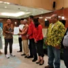 Ketua KPU Kota Bandung Wenti Frihadianti (paling kiri) saat menyerahkan salinan SK penetapan dalam pleno, Kamis (2/05) malam