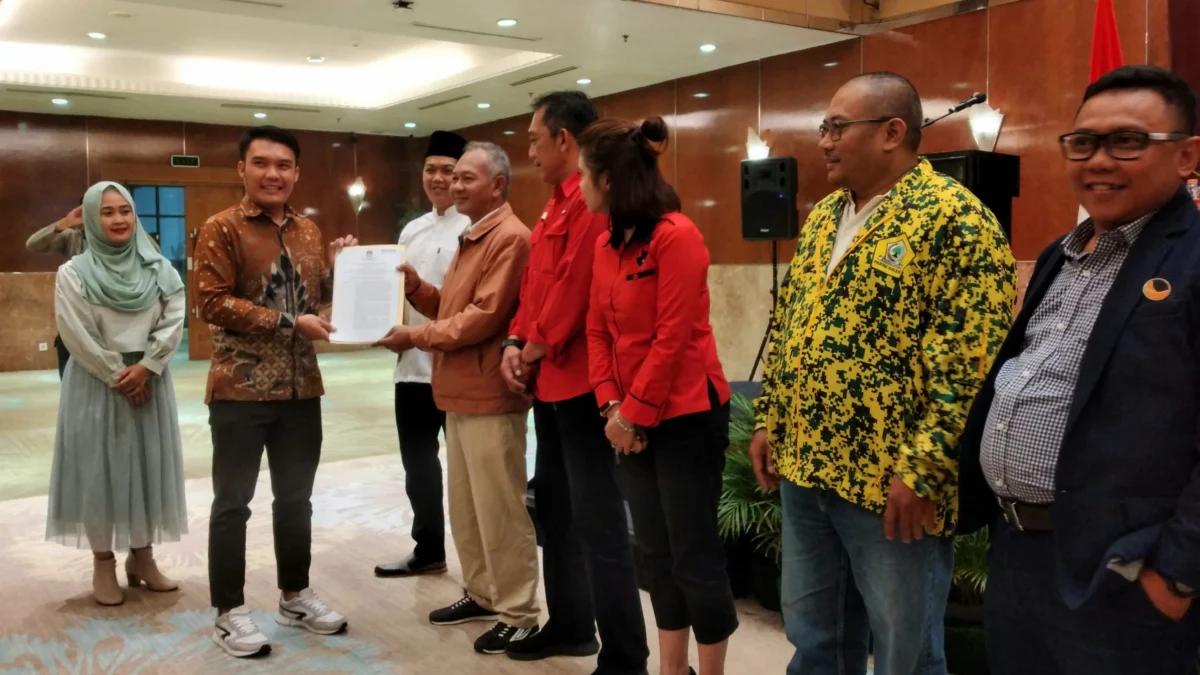 Ketua KPU Kota Bandung Wenti Frihadianti (paling kiri) saat menyerahkan salinan SK penetapan dalam pleno, Kamis (2/05) malam