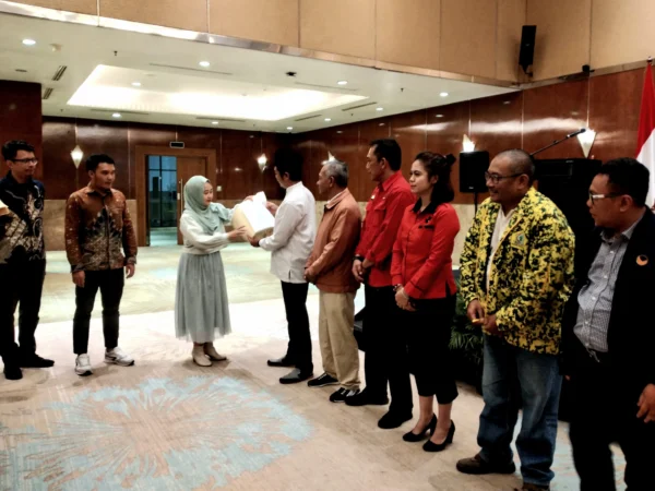Ketua KPU Kota Bandung Wenti Frihadianti (tiga dari kiri) saat menyerahkan salinan SK penetapan dalam pleno, Kamis (2/05) malam