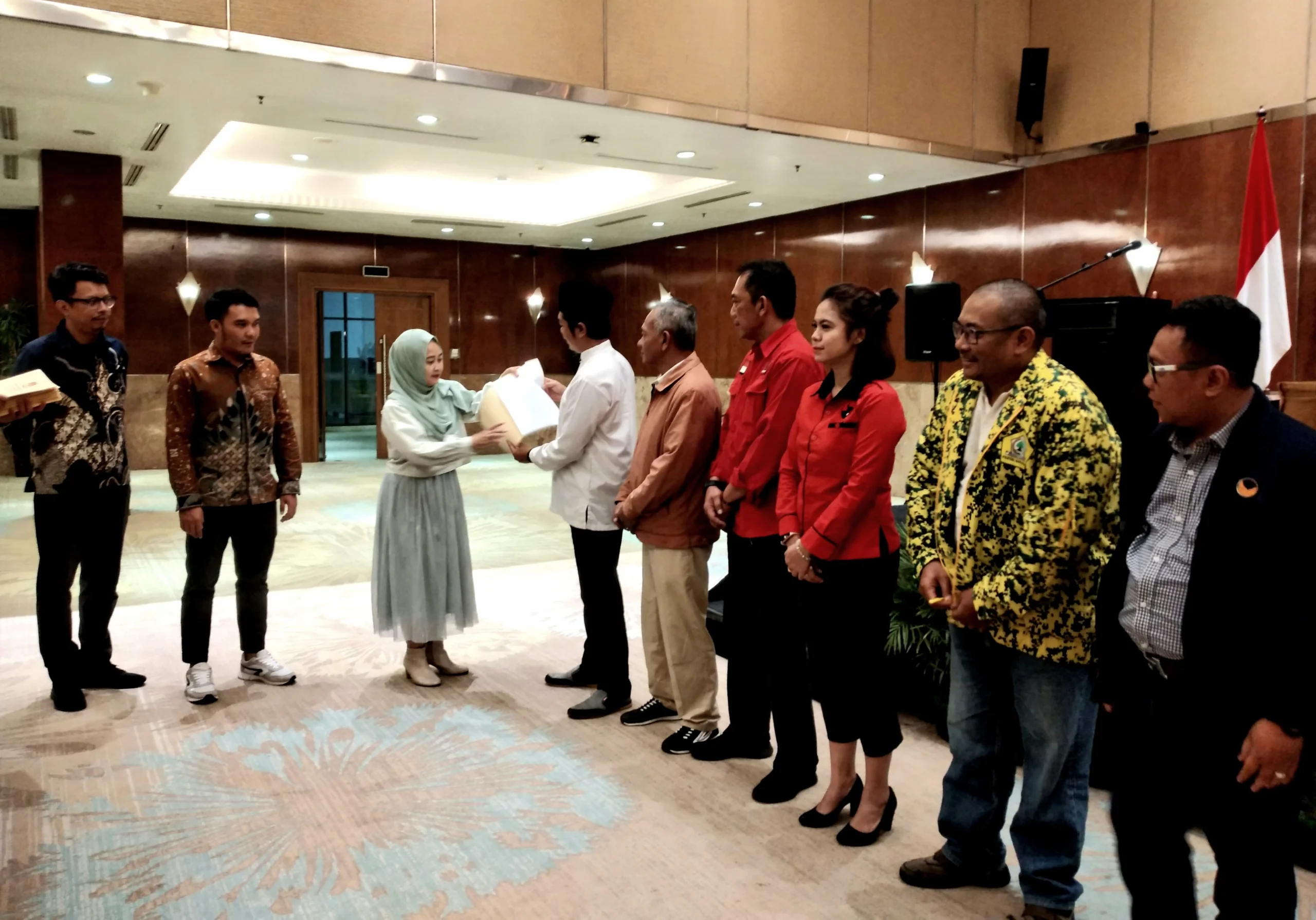 Ketua KPU Kota Bandung Wenti Frihadianti (tiga dari kiri) saat menyerahkan salinan SK penetapan dalam pleno, Kamis (2/05) malam