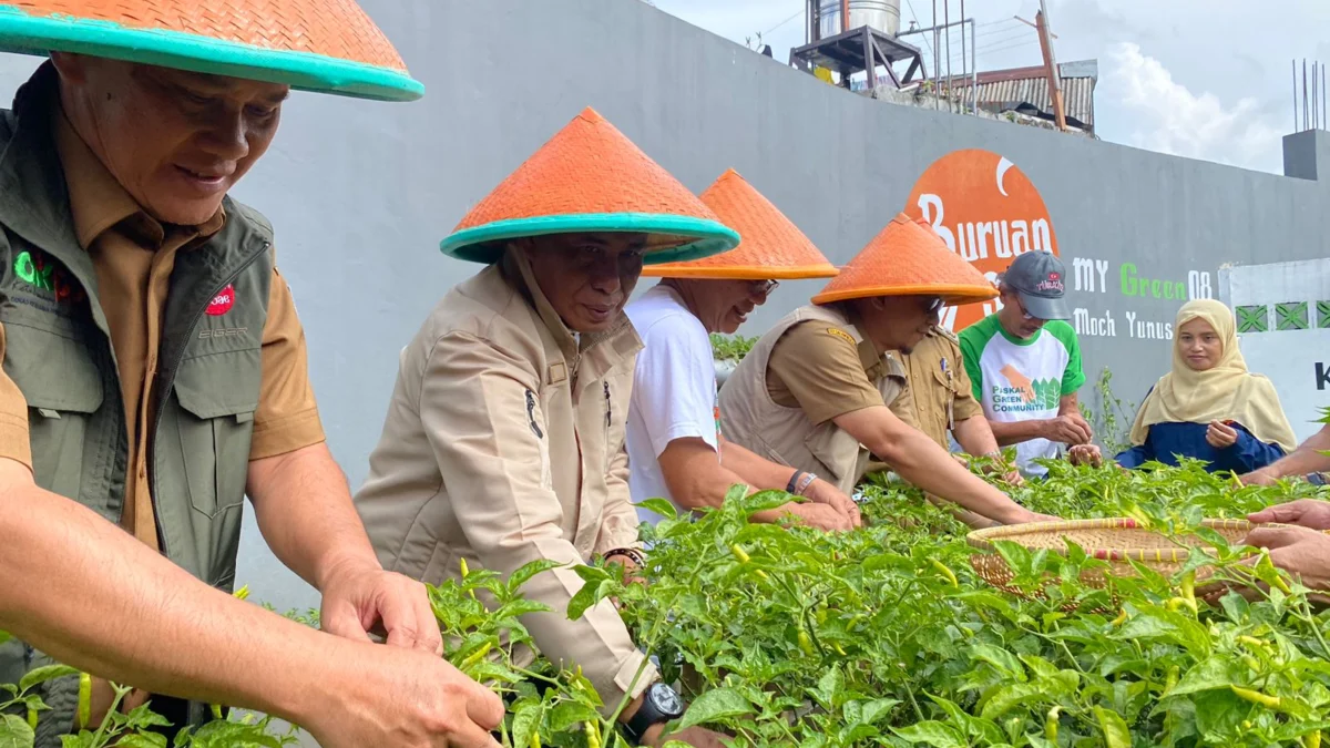 Dinas Ketahanan Pangan dan Peternakan (DKPP) Kota Bandung saat menanam tanaman dalam program Buruan SAE yang masih berjalan guna tekan inflasi. (Nizar/Jabar Ekspres)
