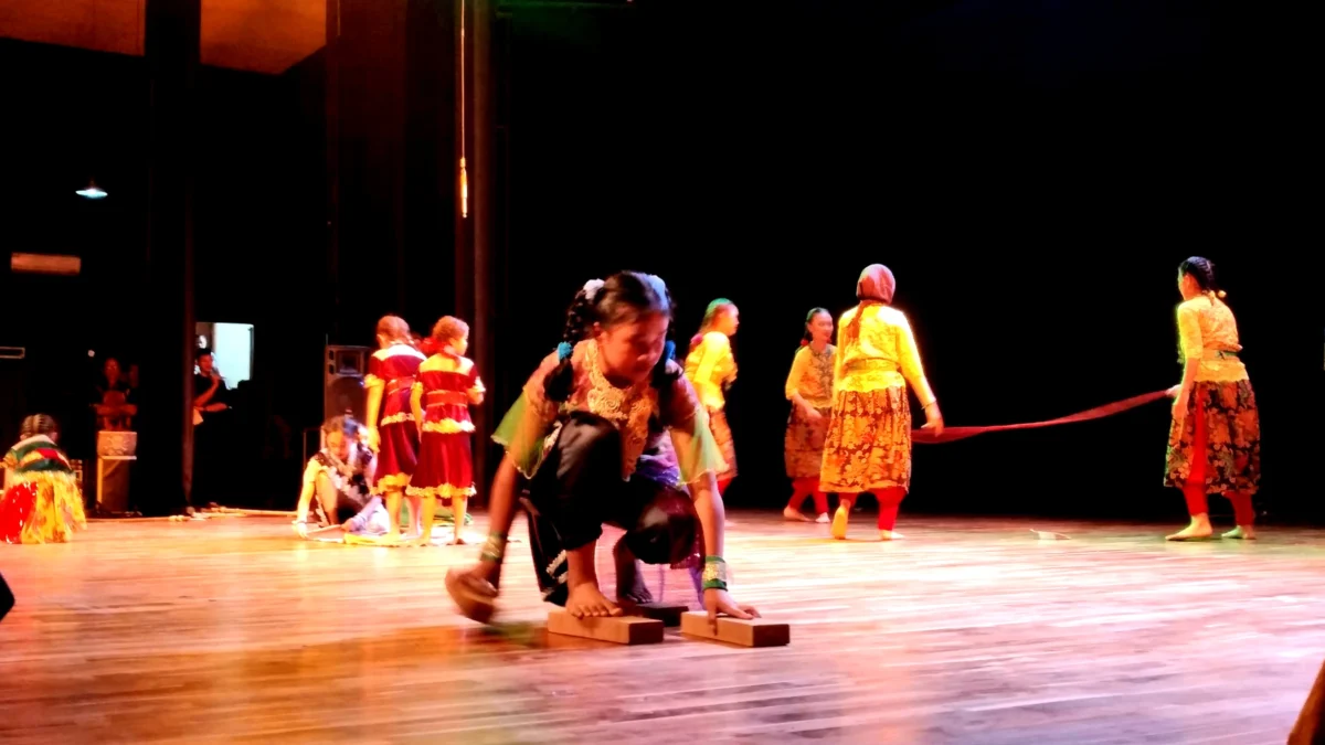 Sejumlah anak - anak memainkan berbagai permainan tradisional di Teater Tertutup Taman Budaya Jabar, Senin (6/5).