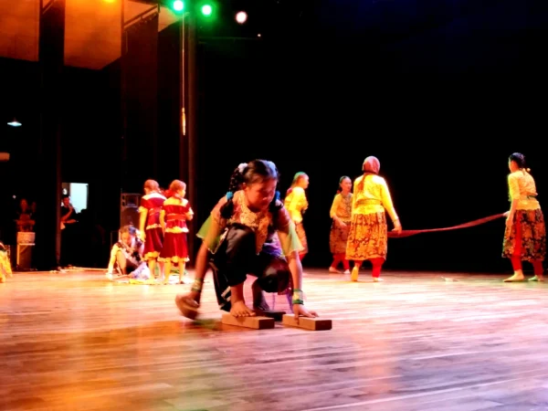 Sejumlah anak - anak memainkan berbagai permainan tradisional di Teater Tertutup Taman Budaya Jabar, Senin (6/5).