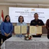 Ketua KONI Kota Bogor, Benninu Argobie dan Kepala Kejari Kota Bogor Waktu Wongateleng usai menandatangani MoU, Selasa (7/5). (Yudha Prananda / Jabar Ekspres)