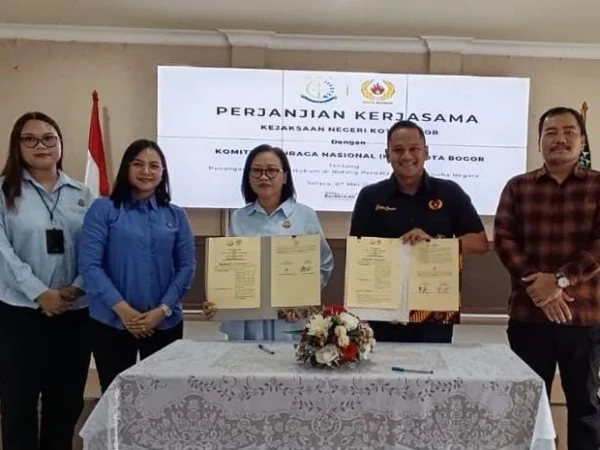 Ketua KONI Kota Bogor, Benninu Argobie dan Kepala Kejari Kota Bogor Waktu Wongateleng usai menandatangani MoU, Selasa (7/5). (Yudha Prananda / Jabar Ekspres)