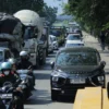 Sejumlah kendaraan parkir di sisi ruas Jalan Gedebage Selatan, Kota Bandung, Selasa(7/4). (Pandu Muslim/Jabar Ekspres)