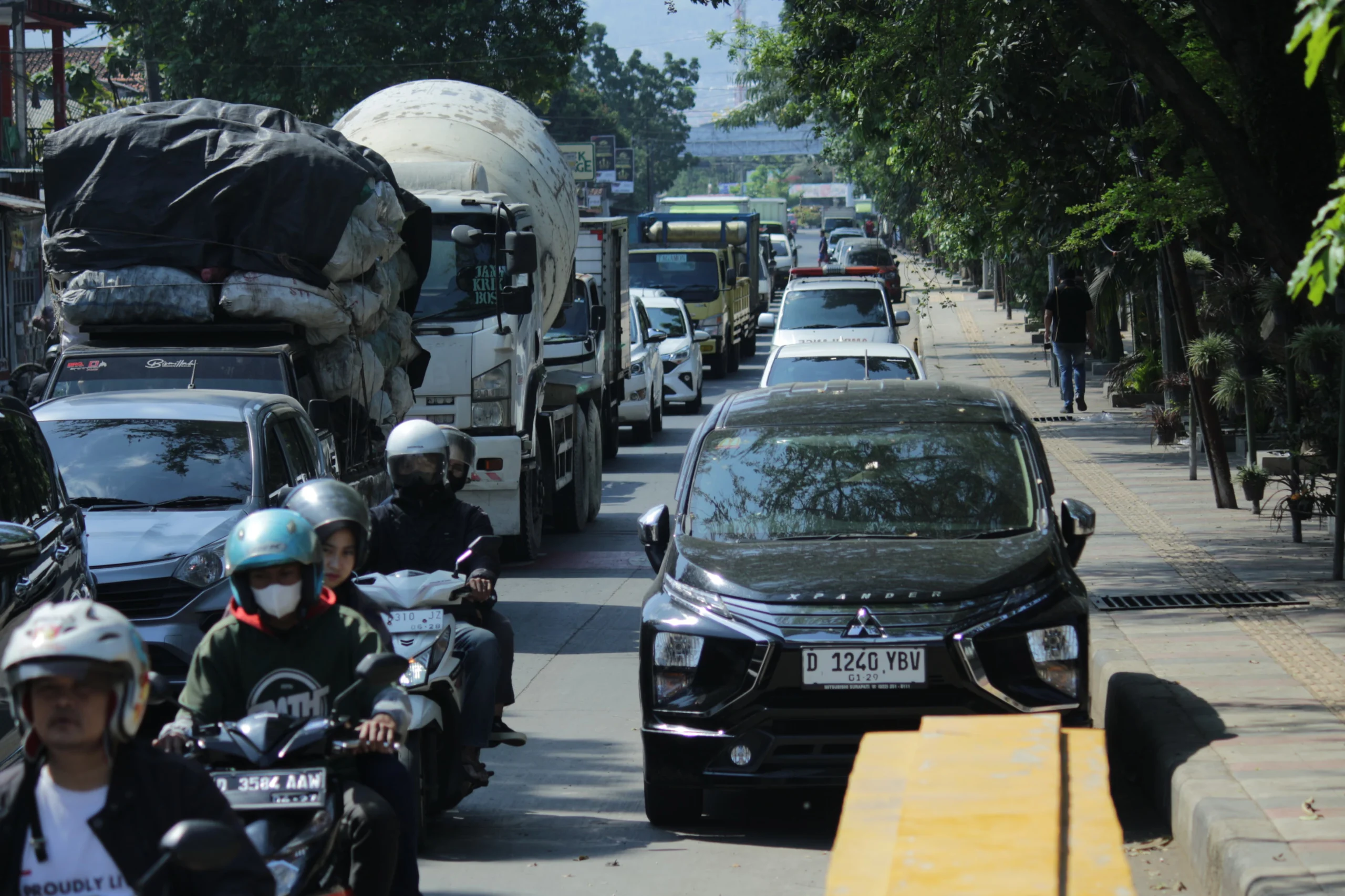 Sejumlah kendaraan parkir di sisi ruas Jalan Gedebage Selatan, Kota Bandung, Selasa(7/4). (Pandu Muslim/Jabar Ekspres)