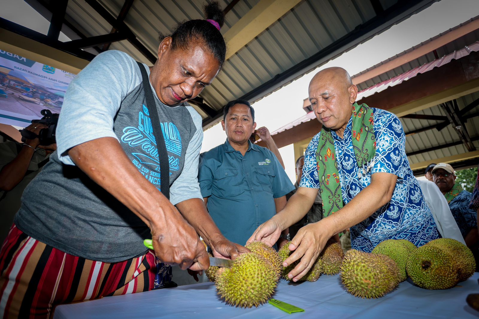 Potret MenKopUKM Teten Masduki di Pasar Rakyat Biak Numfor/