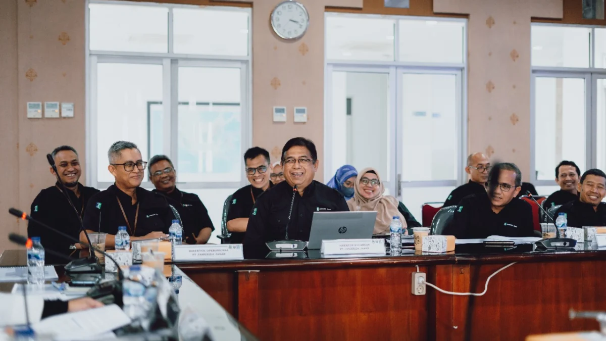 BUMD : Plt Direktur Utama PT Jamkrida Jabar Agus Subrata (depan dua dari kiri) saat RUPS Tahunan di Kantor Biro BIA Jabar, Jumat (3/5).