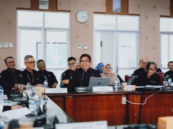 BUMD : Plt Direktur Utama PT Jamkrida Jabar Agus Subrata (depan dua dari kiri) saat RUPS Tahunan di Kantor Biro BIA Jabar, Jumat (3/5).