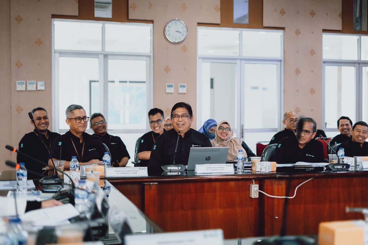 BUMD : Plt Direktur Utama PT Jamkrida Jabar Agus Subrata (depan dua dari kiri) saat RUPS Tahunan di Kantor Biro BIA Jabar, Jumat (3/5).