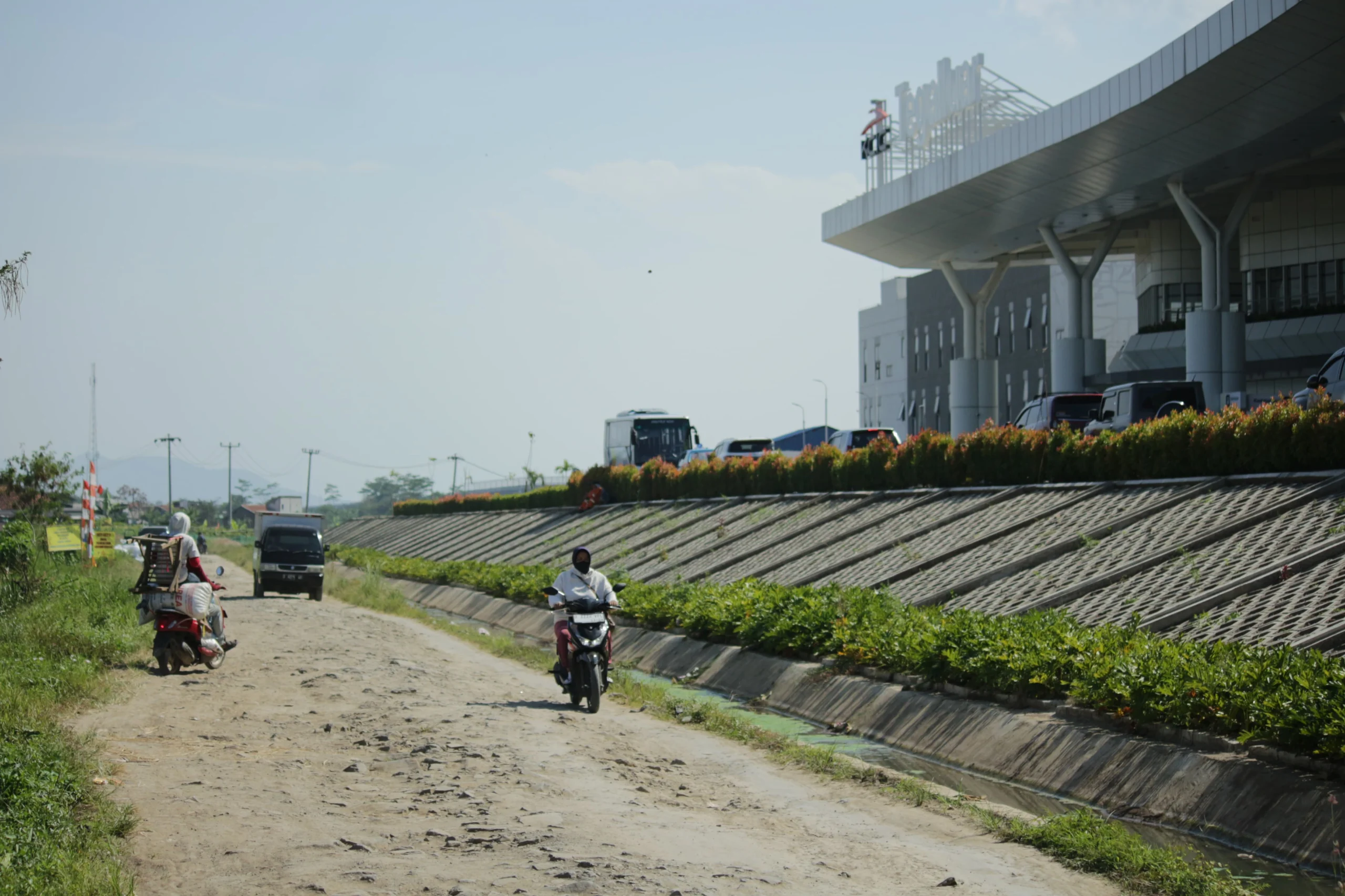 Sejumlah kendaraan melintasi jalan rusak di kawasan Stasiun Kereta Cepat Tegalluar, Kampung Cipanileman, Cibiru Hilir, Kabupaten Bandung, Selasa(7/4). (Pandu Muslim/Jabar Ekspres)