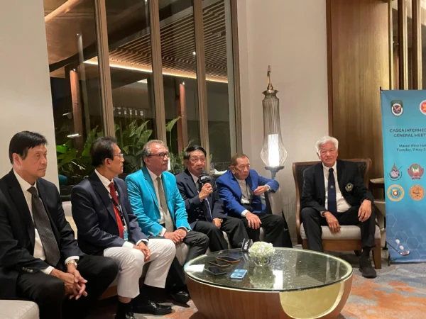 Sekjen CASGA, Dato Shamsudin Ismail bersama para perwakilan Presiden Senior Golf negara-negara di ASEAN saat Intermediate General Meeting di Mason Pine Hotel, Kota Baru Parahyangan, Padalarang. Rabu (8/5).
