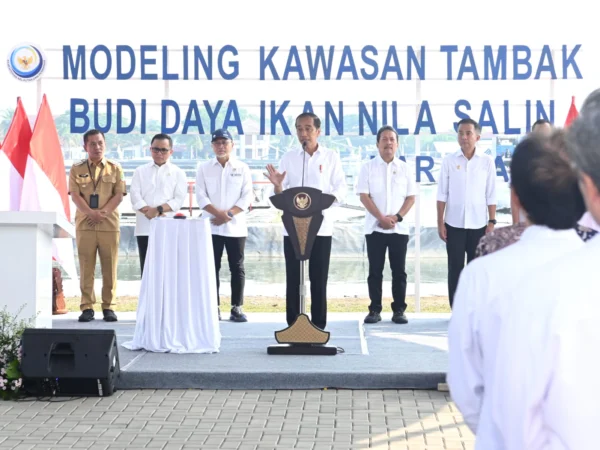 Bey Machmudin Dampingi Presiden Jokowi Resmikan Modeling Budidaya Ikan Nila Salin (FOTO: Kris - Satpres RI)