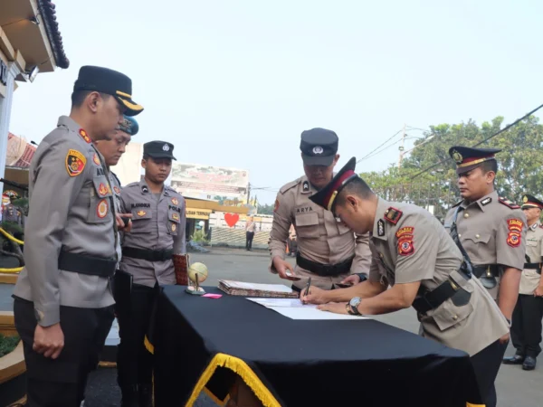 Kapolres Sukabumi Kota AKBP Ari Setyawan (kiri) saat menyaksikan prosesi serah terima jabatan. Dok Humas Polres Sukabumi Kota.